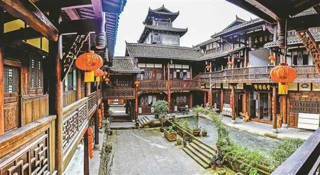 时尚拼接牛仔裤